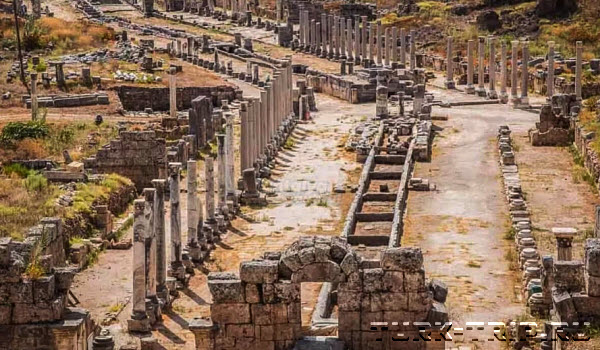 Фото (картинка): Руины. Улица с колоннами Sütunlu Cad. в городе Перге (Perge Antik Kenti, Perge Ancient City) в Турции